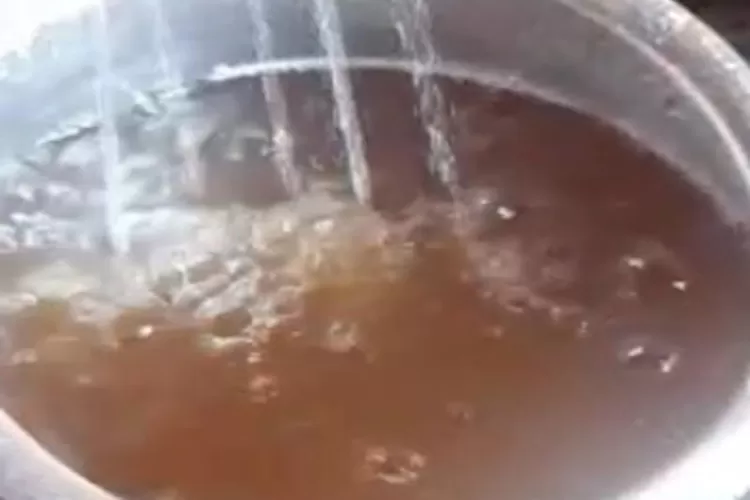 Moradora critica qualidade da água fornecida pelo SAAE em Dom Basílio