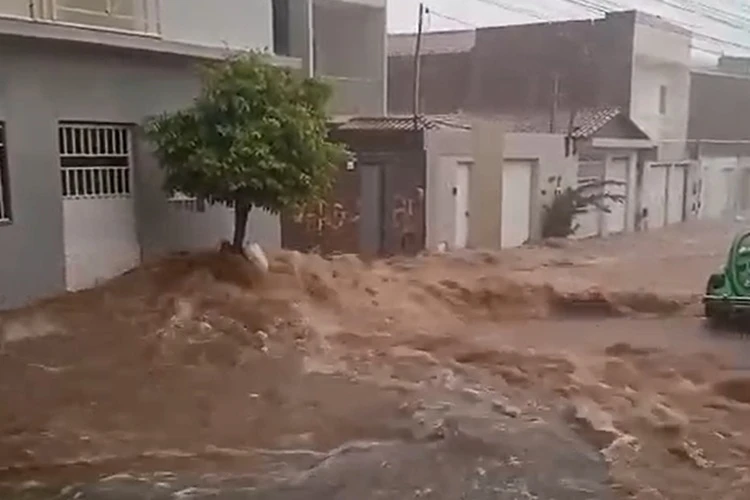 VÍDEO: Temporal com ventania provoca estragos e quedas de estruturas em Brumado