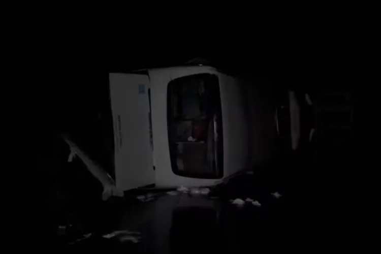 Mulher morre e ao menos 28 pessoas ficam feridas após ônibus tombar no oeste da Bahia