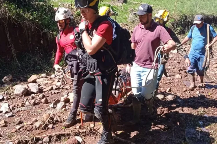 Bombeiros baianos resgatam mais de 200 vítimas dos temporais no Rio Grande do Sul