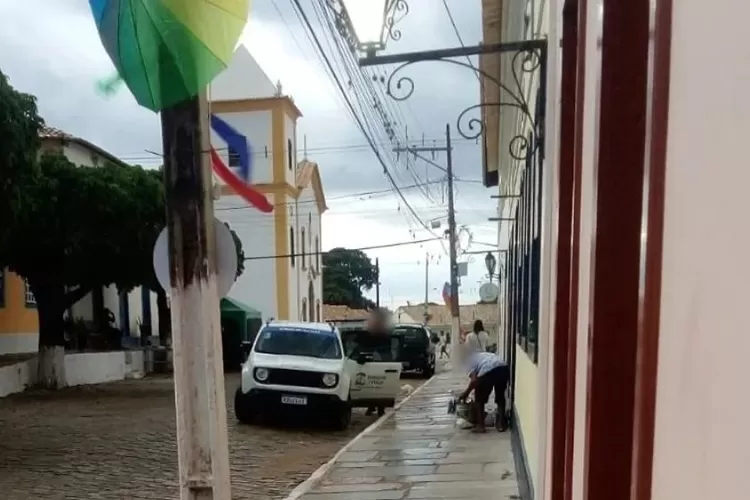 Rio de Contas: Carro do Conselho Tutelar flagrado descarregando materiais em festa particular