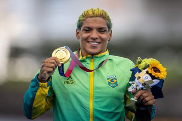 Com ouro na maratona aquática, Ana Marcela Cunha se torna a 1ª baiana campeã olímpica
