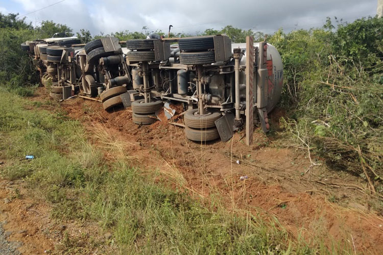 Caetité: Acidente com caminhão carregado de gasolina interdita BR-430