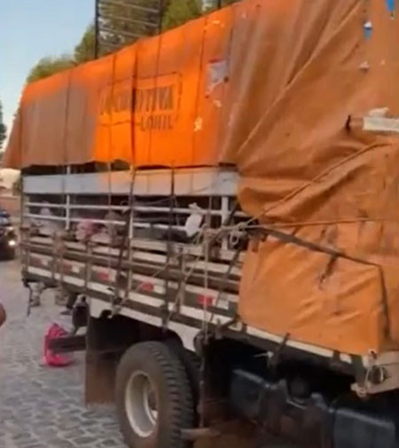 Caminhão 'pau de arara' que transportava romeiros é apreendido no oeste da Bahia