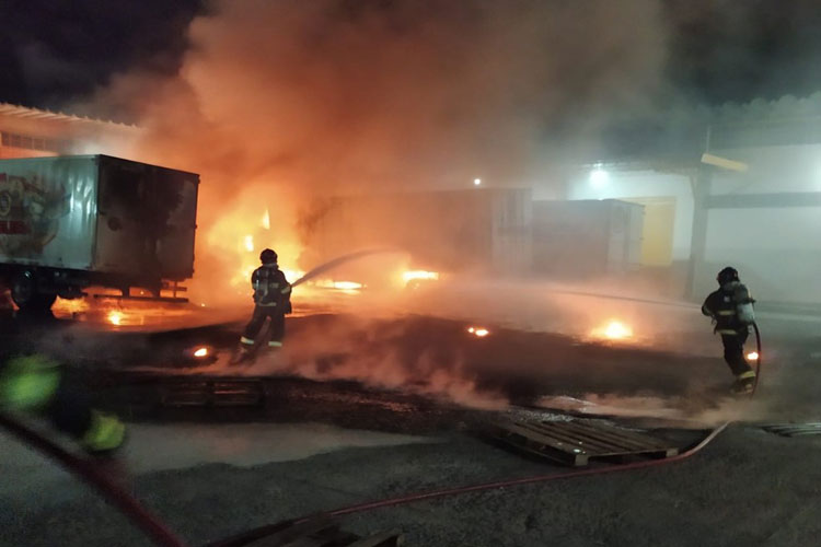 Incêndio atinge caminhões estacionados em pátio de indústria de alimentos em Jequié