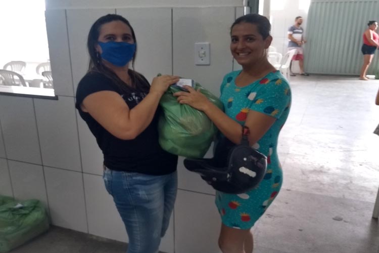Brumado: Secretaria de educação retoma distribuição de cestas básicas para famílias de alunos da rede municipal