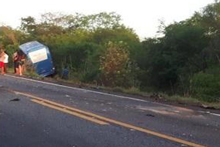 Colisão entre ônibus e carro é registrada na BR-030 na comunidade de Pancadão em Lagoa Real