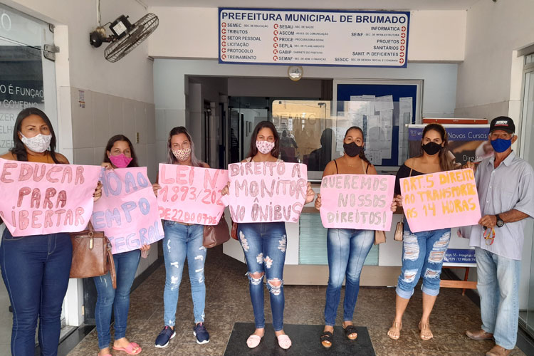 Brumado: Mães protestam cobrando monitores nos ônibus escolares e tempo integral facultativo