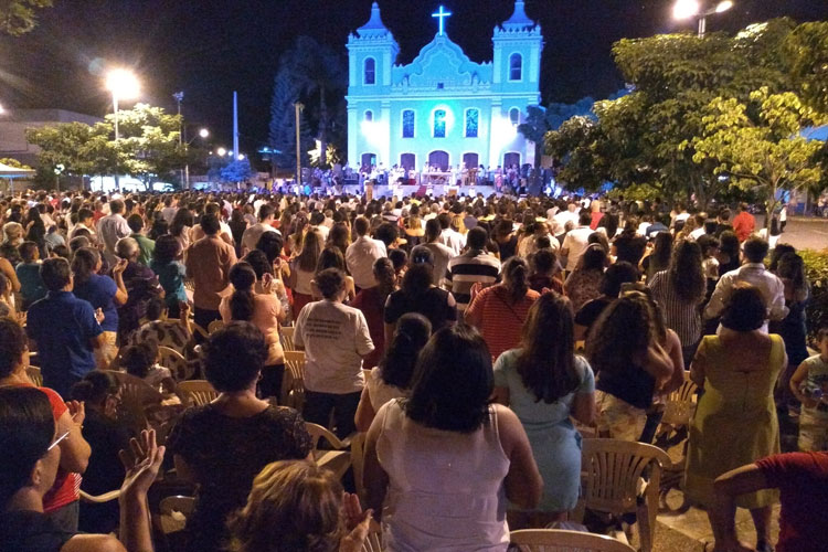 Fieis lotam a Praça da Matriz para celebrar a Missa do Pentecostes em Brumado