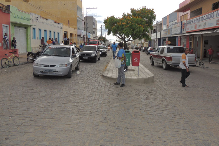 Aracatu: Homem armado é preso ameaçando populares na Rua Sebastião Partes
