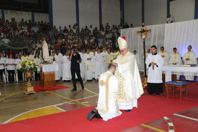 Brumado: Com ginásio lotado, diácono Ícaro Vinícius é ordenado padre