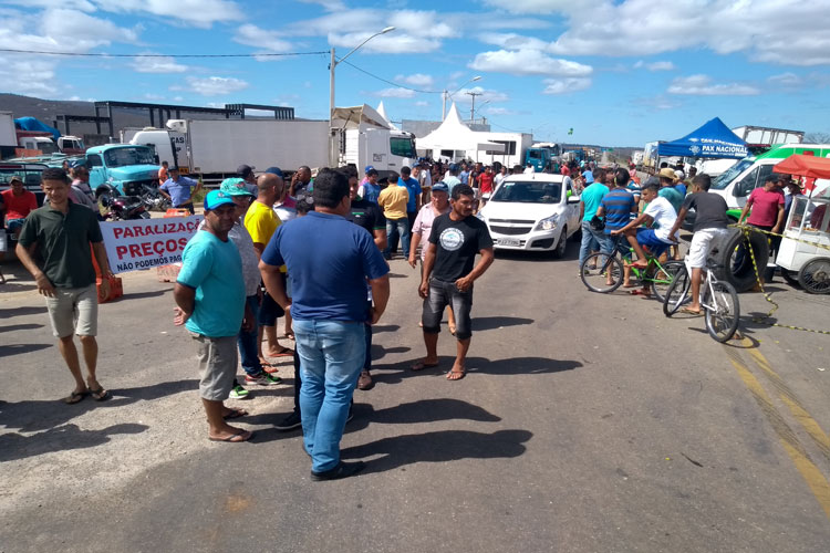 Caminhoneiros entram no 8º dia de greve e vão realizar passeata em Brumado