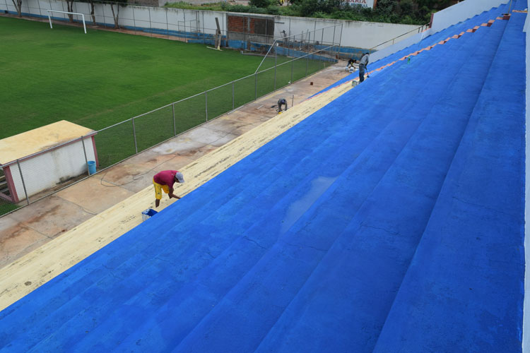 Brumado: Arquibancada do Estádio Gilberto Cardoso recebe nova pintura e corrimãos nas escadarias