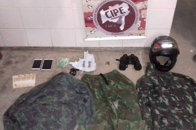 Polícia flagra mensagem em celular e prende dupla que arrombaria caixa eletrônico em Guanambi