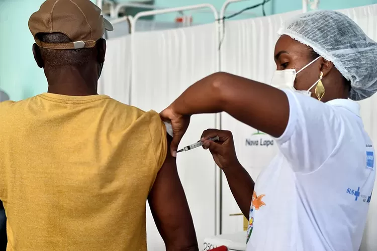 Covid-19: Menos de 10% do público alvo recebeu a vacina bivalente na Bahia