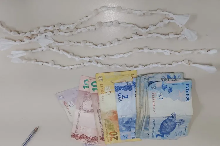 Idoso de 70 anos é preso com quase 100 pedras de crack em Guanambi