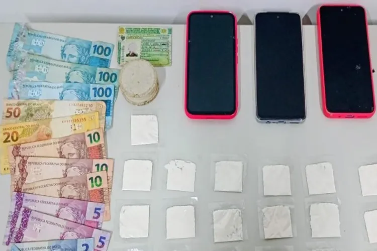 Macaúbas: PM apreende drogas, celulares e dinheiro em mandado de busca e apreensão