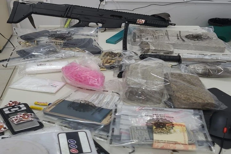 Operação Purgato apreende armas de uso restrito e drogas e resulta em prisão em Iguaí