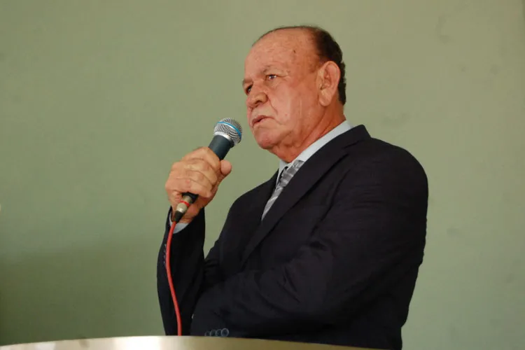 TCM mantém multa de R$ 3,5 mil em prefeito de Caculé por contratar empresa de ex-vereador