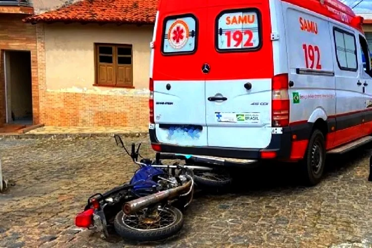 Motociclista se envolve em acidente com ambulância do Samu em Brumado
