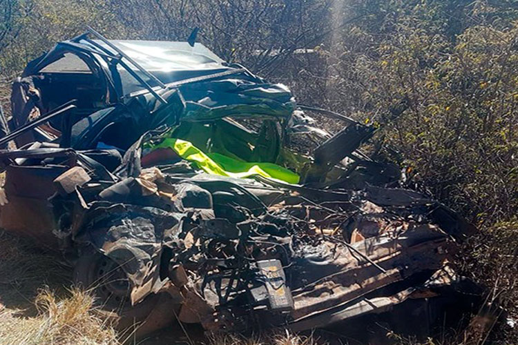 Carreta tomba em cima de carro de passeio e motorista morre na BR-030 em Rio do Antônio