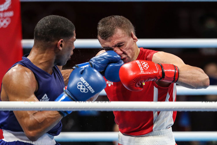 Baiano Hebert Conceição derruba ucraniano e leva o ouro no boxe