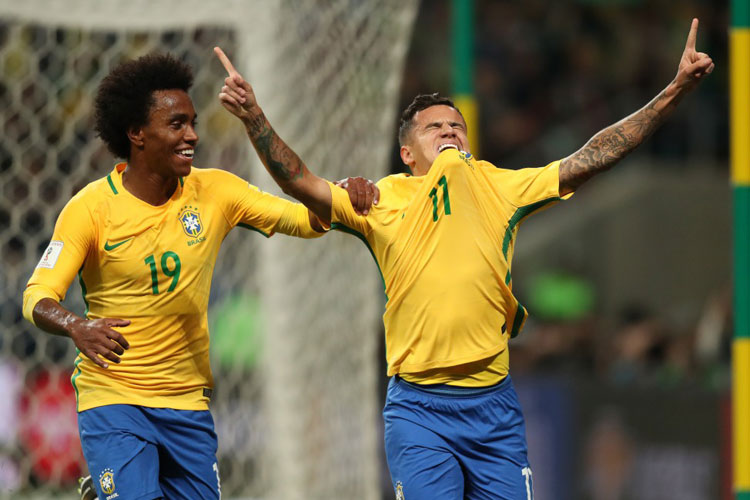 Brasil vence Equador por 2 a 0 em Porto Alegre com gols de Paulinho e Coutinho