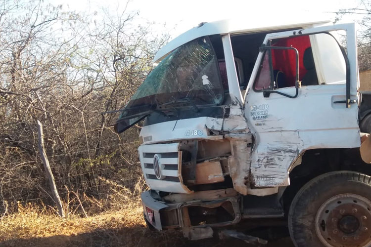Motorista se distrai por causa de briga entre alunos e colide ônibus escolar na zona rural de Brumado