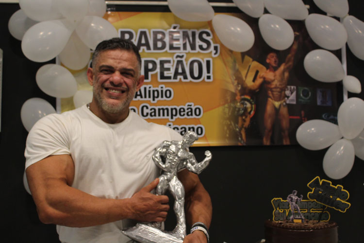Brumado: Alípio Júnior é recebido com festa após conquistar vice-campeonato sul-americano de fisiculturismo no Peru
