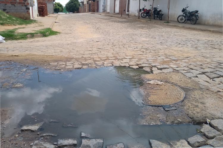 Brumado: Prefeitura se nega a recuperar esgotos estourados e direciona responsabilidade para a Embasa