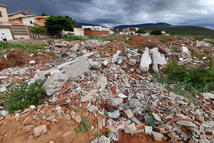 Brumado: Lixo e entulho são despejados próximo à Policlínica Regional de Saúde gerando transtorno aos moradores