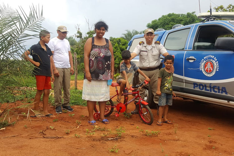 Caetité: Policiais da 94ª CIPM fazem entrega de bicicletas como parte do projeto Natal Solidário