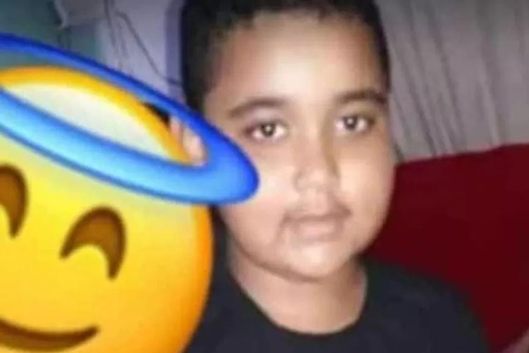 Criança morre após ser atingida por bala perdida enquanto jogava bola em Camaçari