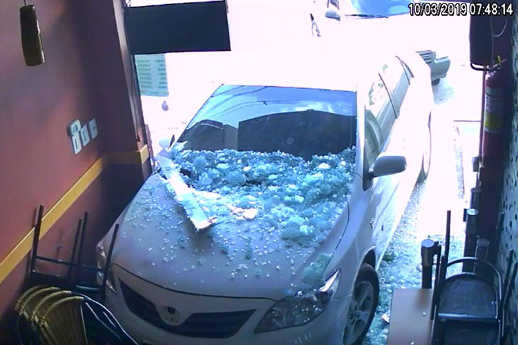 Guanambi: Motorista destrói porta de vidro e invade lanchonete após perder controle da direção
