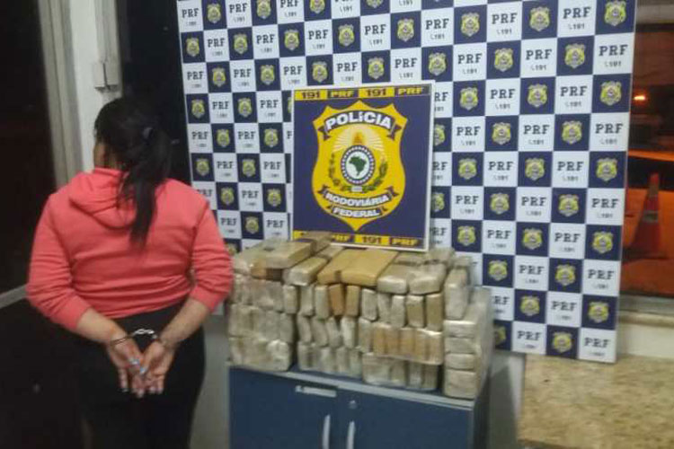 PRF prende mulher transportando mais de 50 kg de maconha em Vitória da Conquista