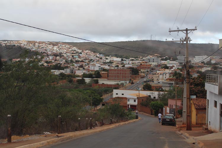 Caetité: Homem morre e mulher é ferida após bandidos invadirem casa no Bairro Prisco Viana