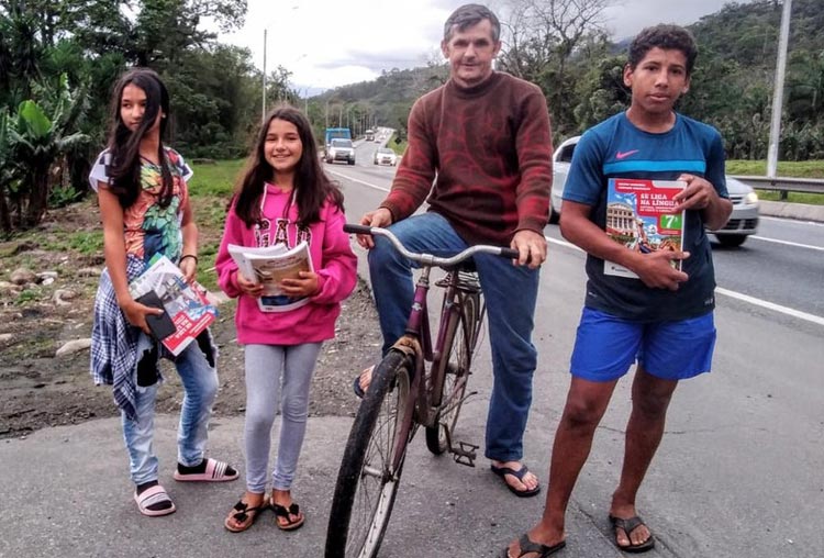Pai pedala 28 km de um estado a outro toda semana para buscar tarefas dos filhos