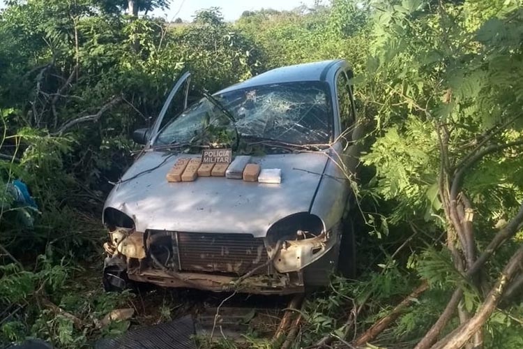 Dois são presos com 4 kg de drogas após carro deles capotar na BR-030