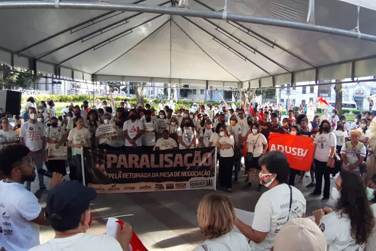 Professores de universidades estaduais paralisam atividades na Bahia