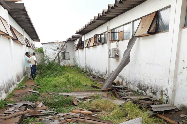 Chuva de granizo invade hospital e compromete atendimento em Paramirim