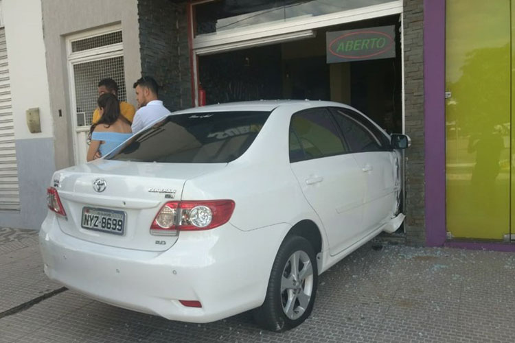 Guanambi: Motorista destrói porta de vidro e invade lanchonete após perder controle da direção