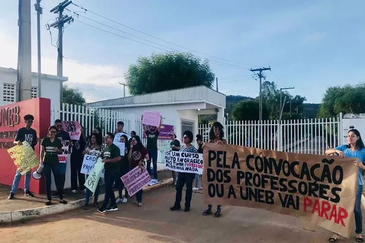 Estudantes da Uneb protestam em prol da convocação de professores em Caetité