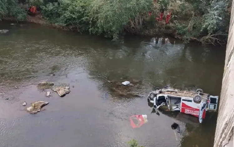 Veículos dos bombeiros são arremessados em rio após batida em Teixeira de Freitas