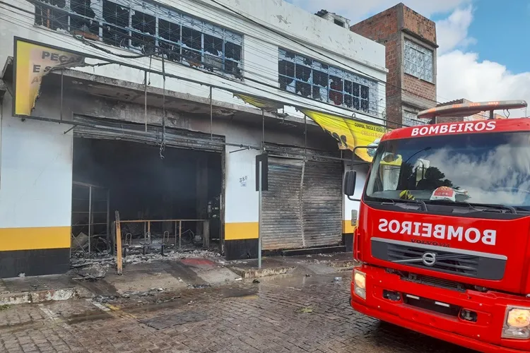 Brumado: Incêndio abala estrutura e bombeiros recomendam a interdição de imóveis