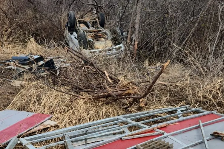 Caminhonete capota às margens da BA-262 entre Brumado e Aracatu