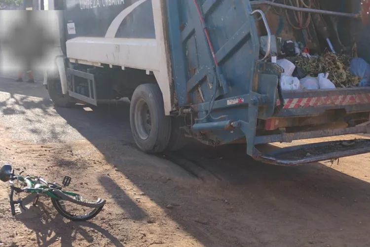 Criança de oito anos é internada após acidente com caminhão de lixo em Guanambi