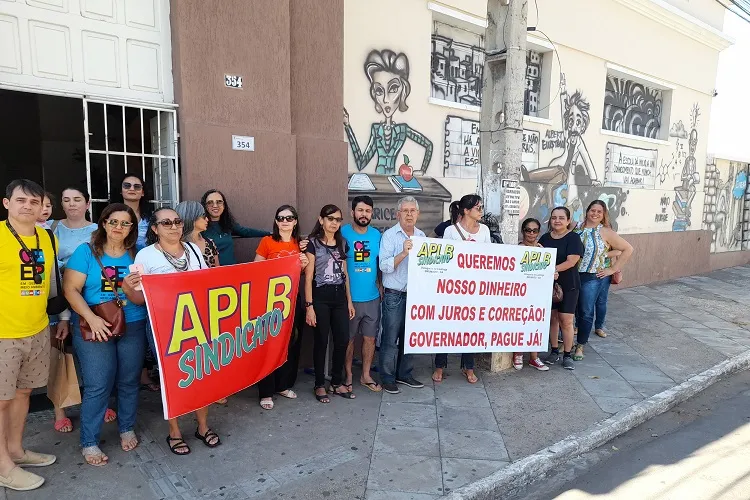 Brumado: Em manifestação, professores do estado cobram pagamento dos precatórios