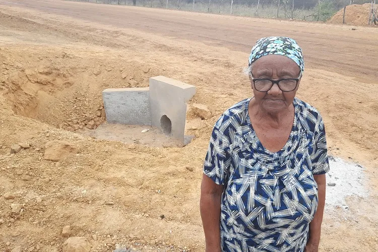 Sistema de drenagem onde não há alagamentos gera transtorno para idosa em Brumado