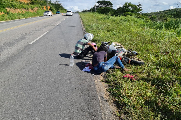 Anagé: Pai e filha ficam feridos ao cair de motocicleta na BA-262