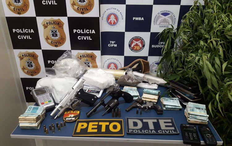 Vitória da Conquista: Mãe e filho são presos suspeitos de integrar quadrilha de tráfico de drogas